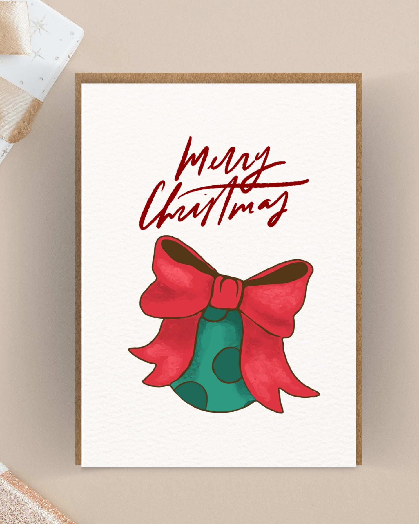 Kerstkaart met kerstbal en strik