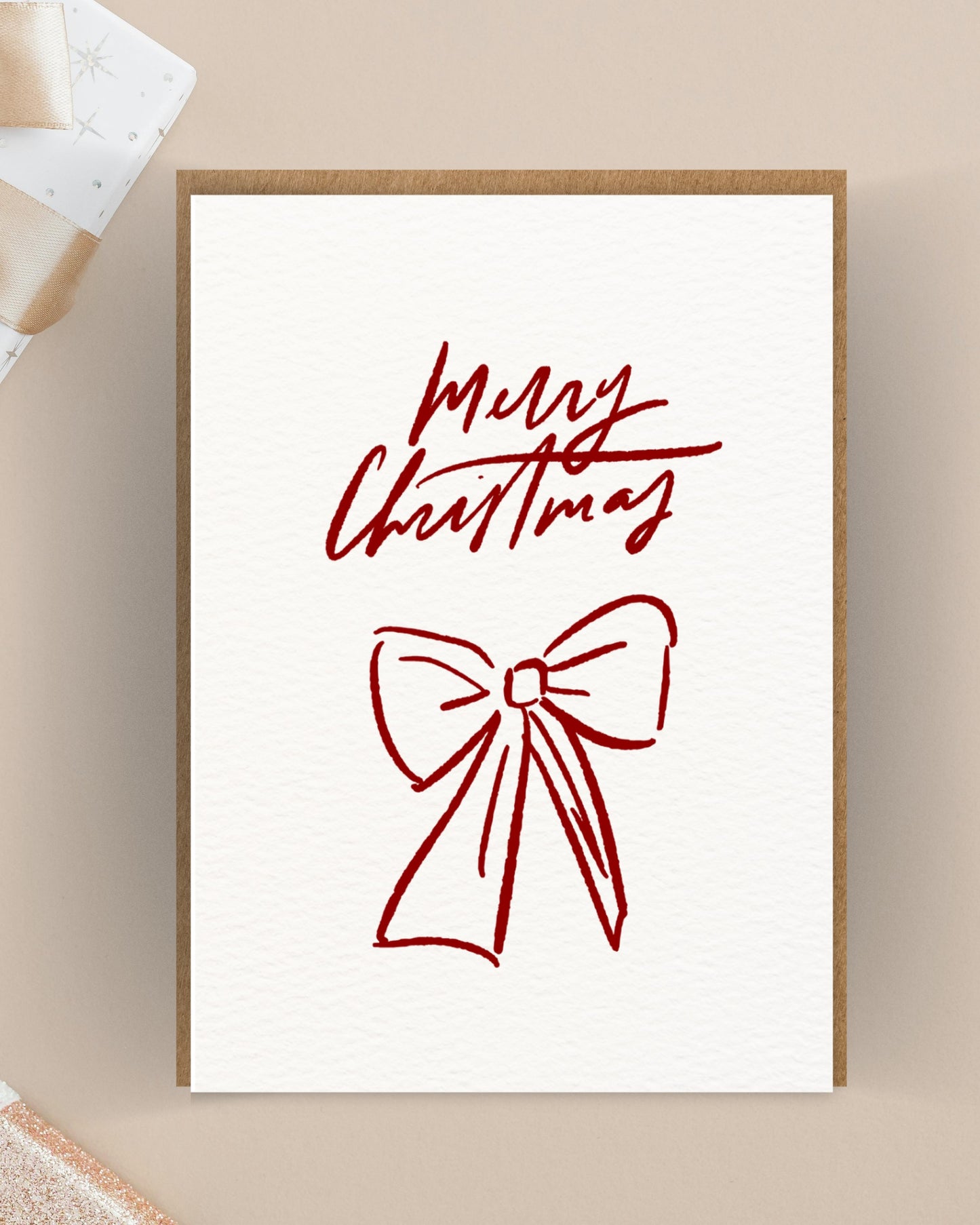 Minimalistische kerstkaart met rode strik