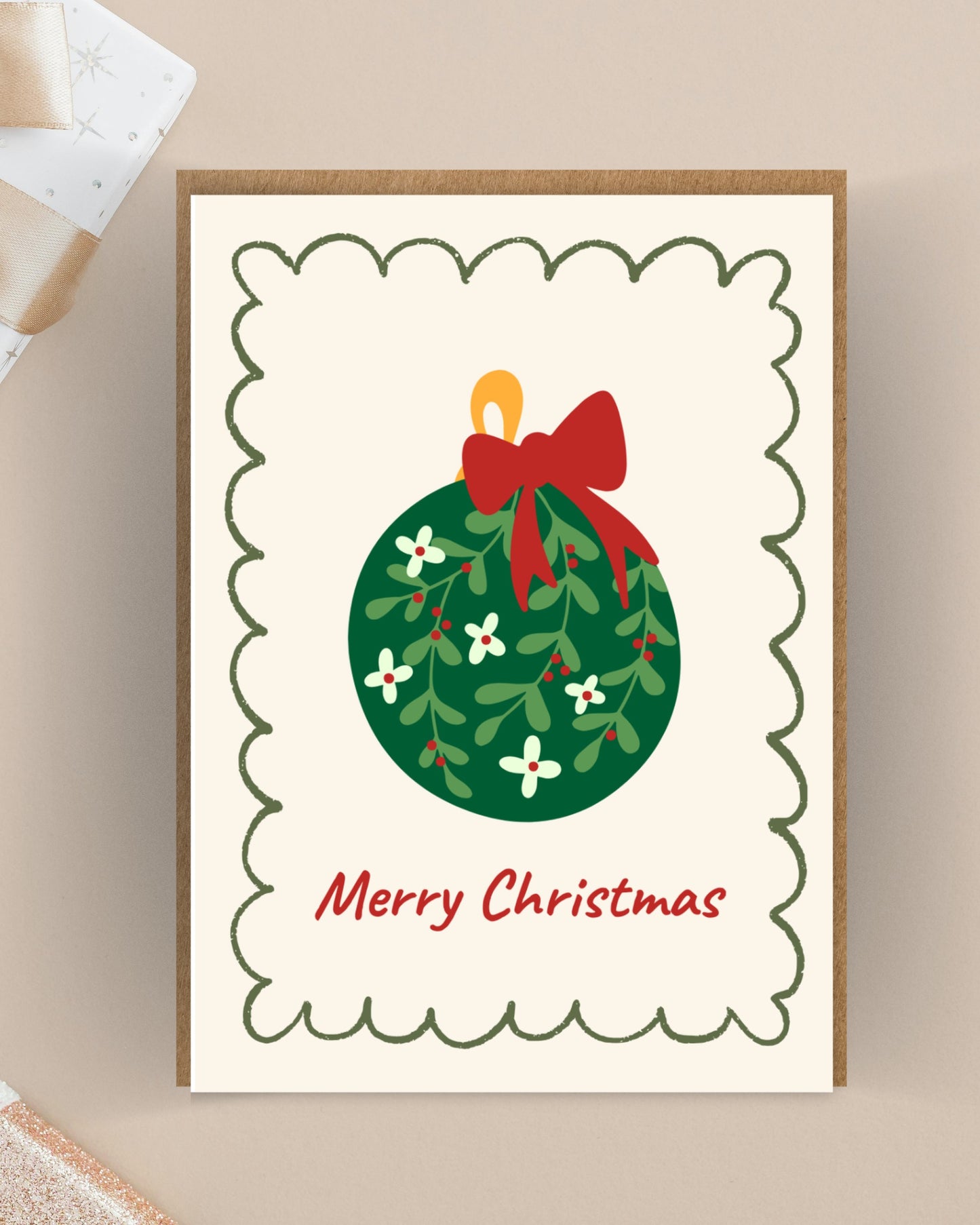 Kerstkaart met kerstbal en rode strik