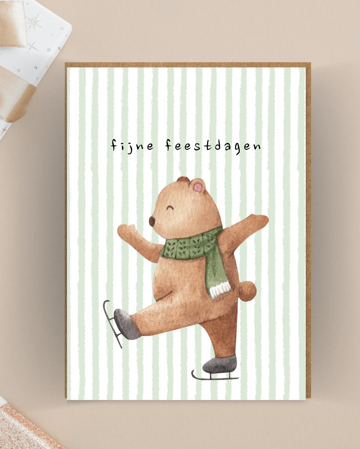 Kerstkaart met schaatsende beer