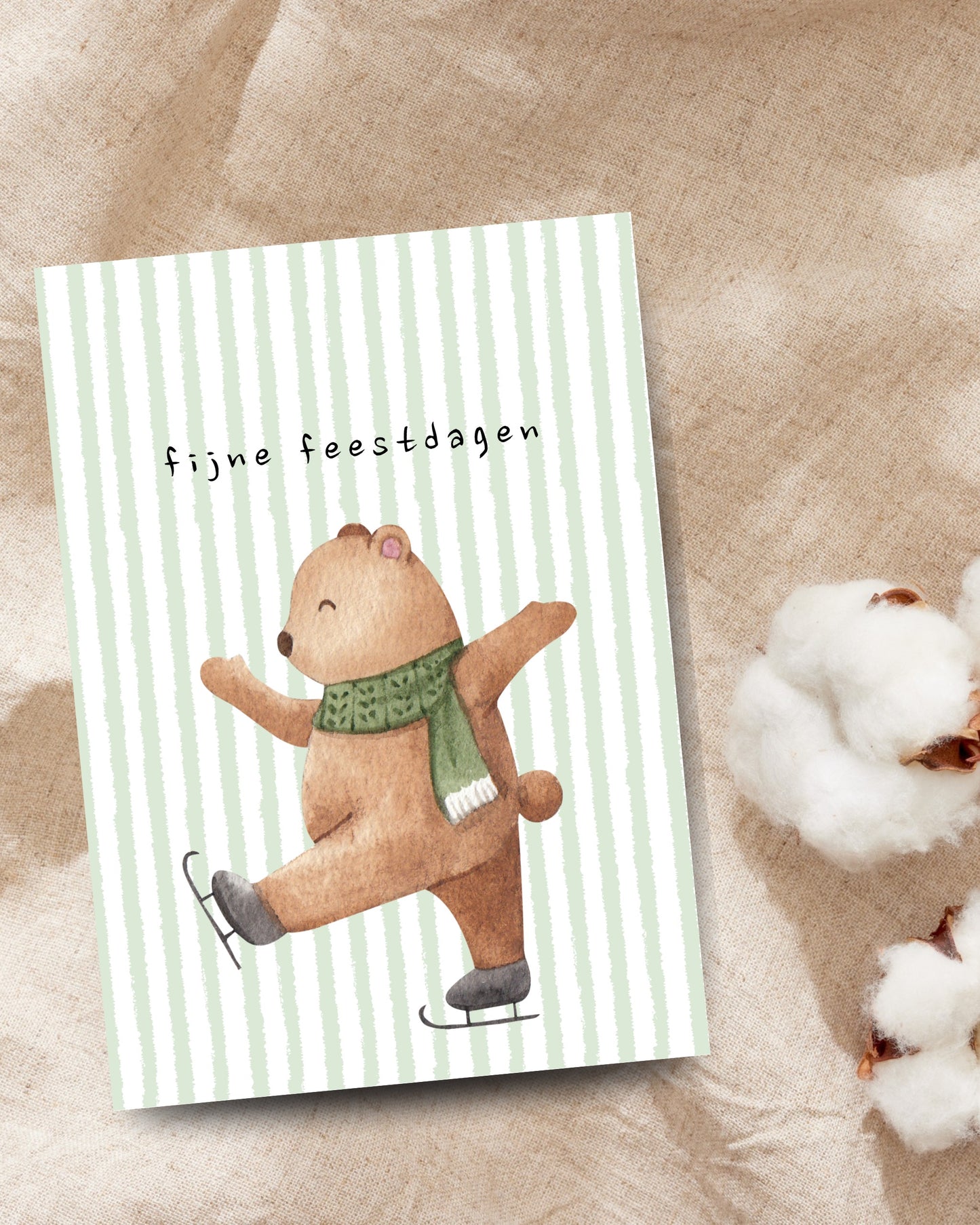 Kerstkaart met schaatsende beer