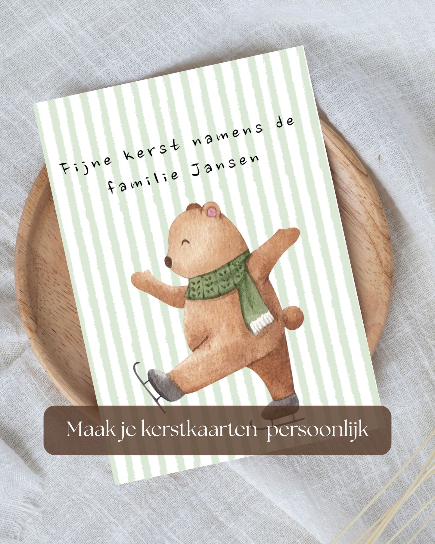 Kerstkaart met schaatsende beer