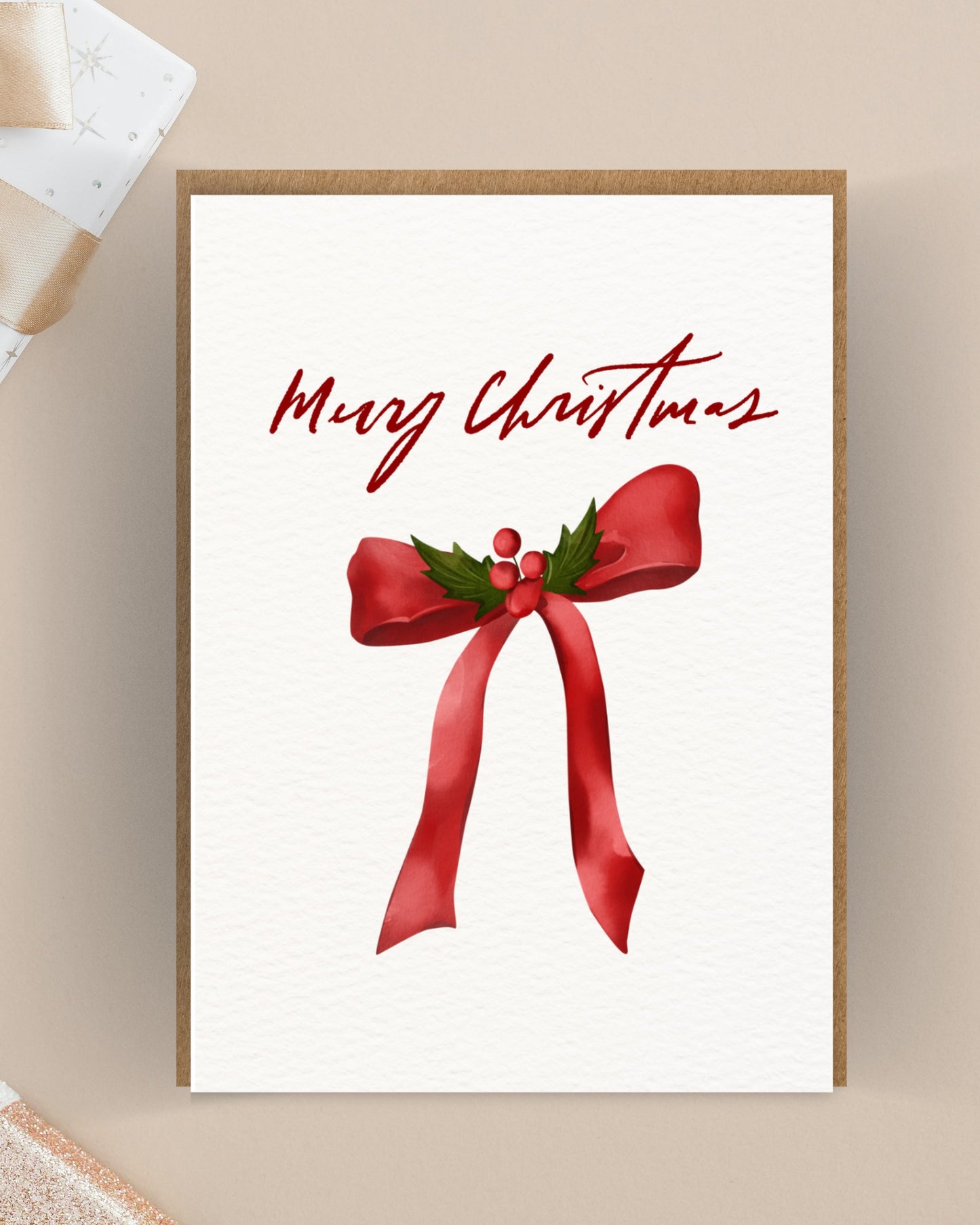 Watercolor kerstkaart met rode strik en hulst