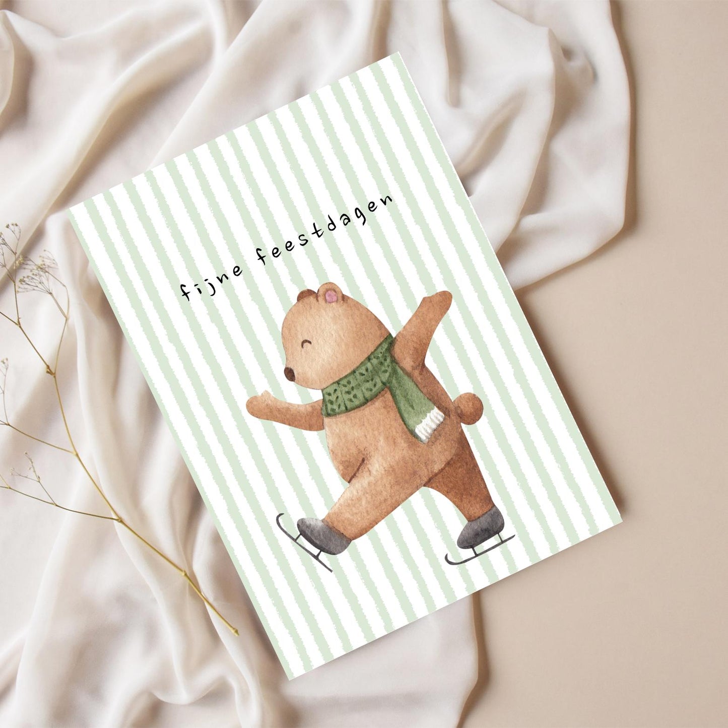 Kerstkaart met schaatsende beer
