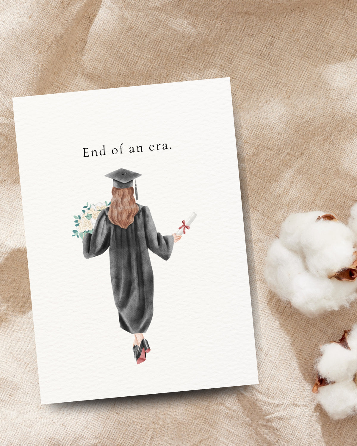 Afstudeerkaart met de tekst ‘End of an era’ en een afgestudeerde vrouw met bloemen en diploma