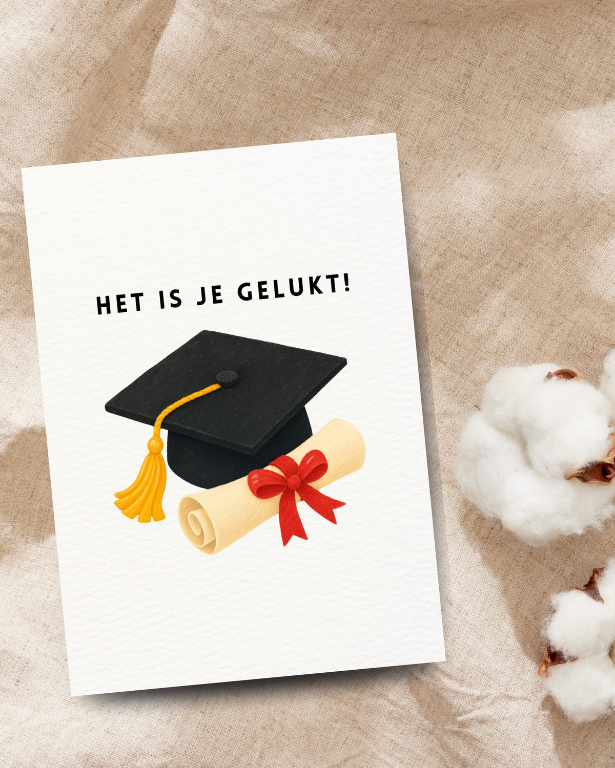 Afstudeerkaart met de tekst ‘Het is je gelukt!’, een zwarte afstudeerhoed en een diploma met rode strik