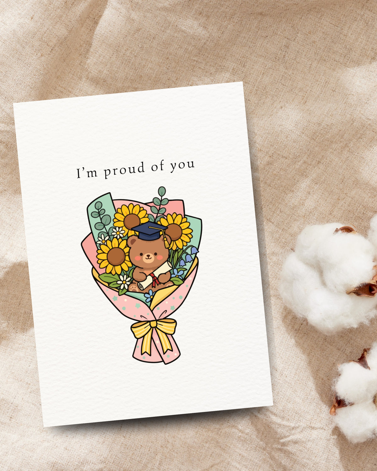 Laat een afgestudeerde weten hoe trots je bent met deze lieve kaart. Tussen de zonnebloemen zit een beertje met afstudeerhoed en diploma: een vrolijke felicitatie voor een mijlpaal om te onthouden.