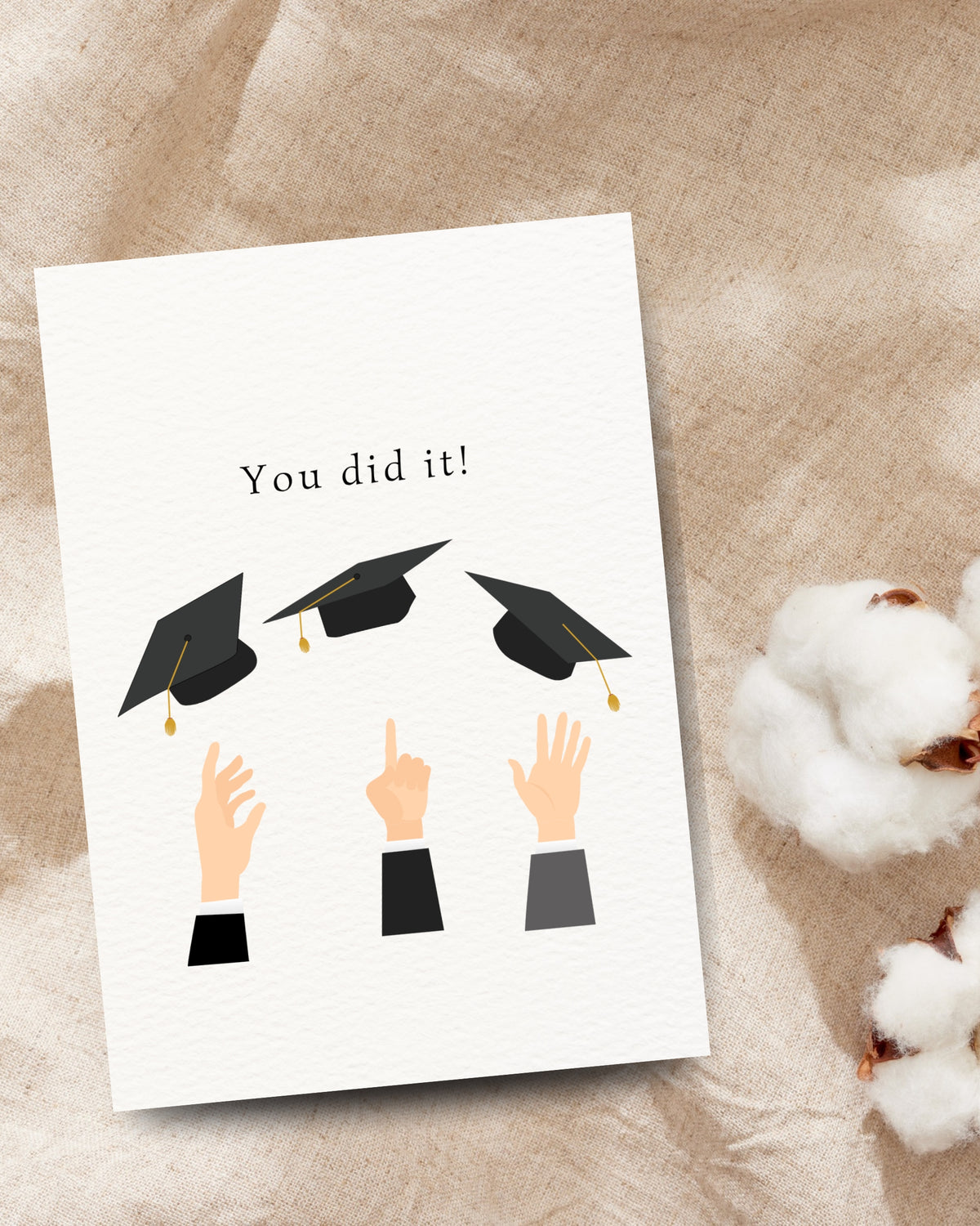 Afstudeerkaart met de tekst ‘You did it!’, drie opgeworpen afstudeerhoeden en juichende handen