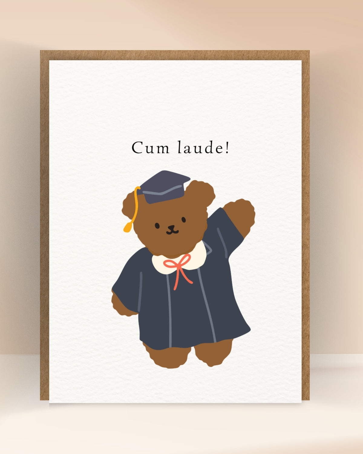 Afstudeerkaart met de tekst ‘Cum laude!’ en een bruine beer in toga en afstudeerhoed
