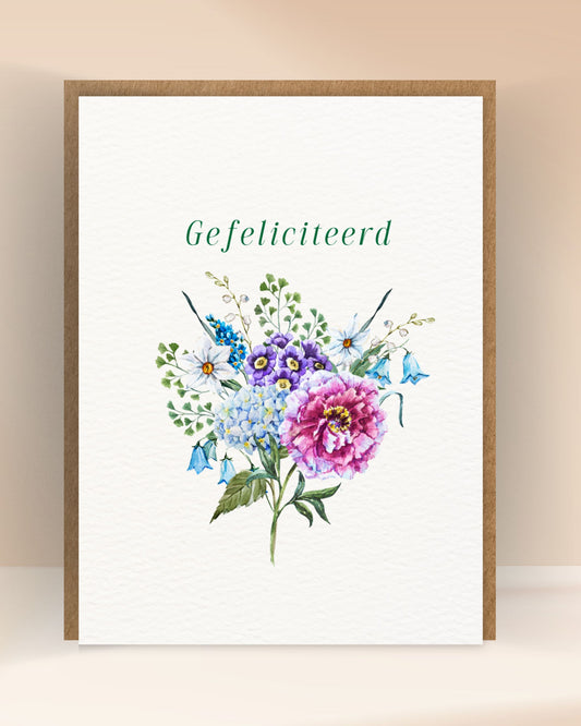 Felicitatiekaart met de tekst ‘Gefeliciteerd’ en een aquarelboeket in blauw, paars en roze
