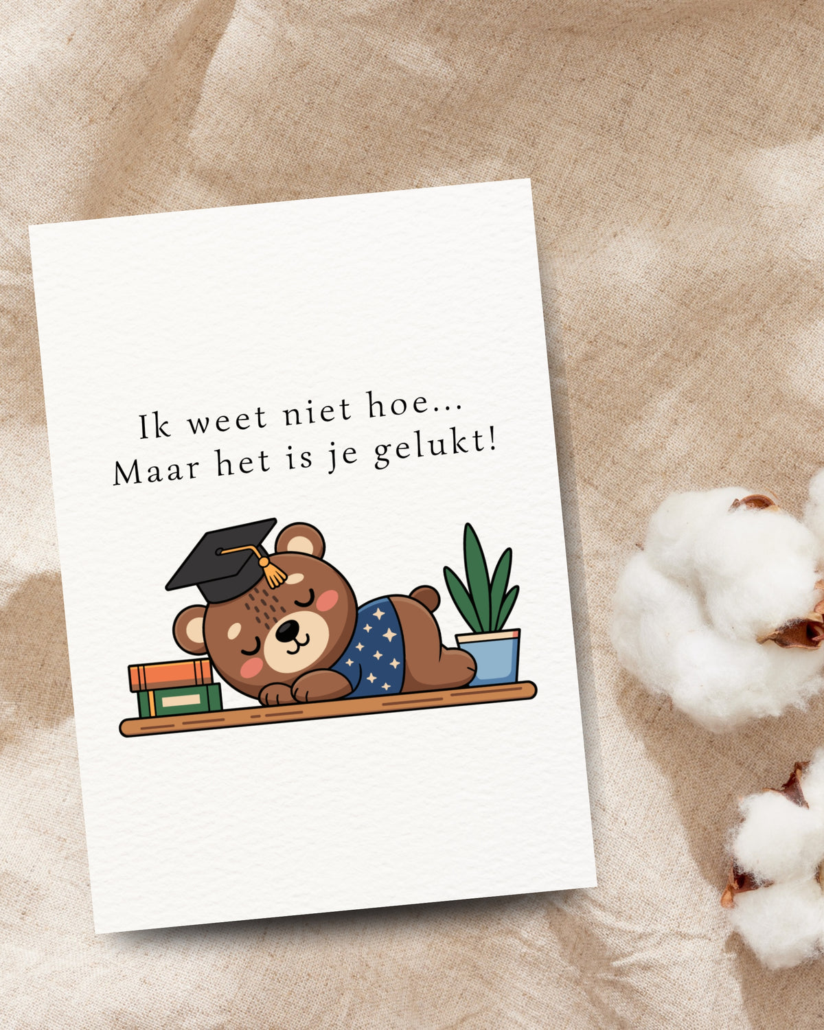 Afstudeerkaart met de tekst ‘Ik weet niet hoe... Maar het is je gelukt!’ en een slapende beer met afstudeerhoed