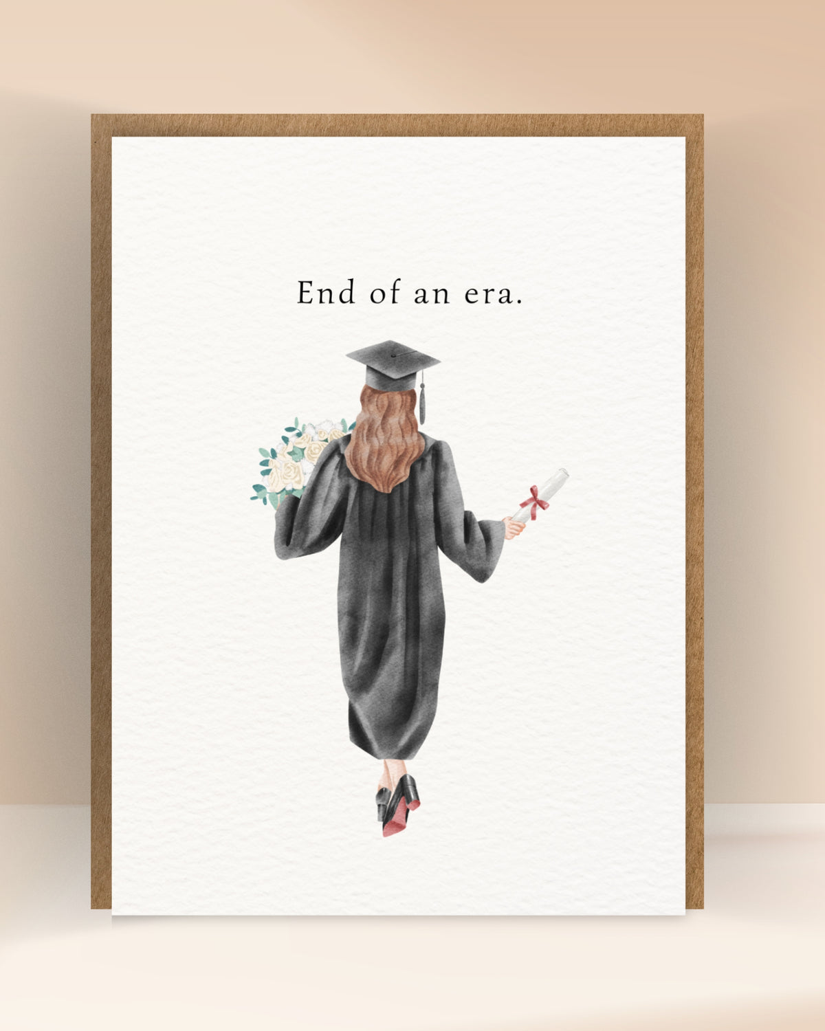 Afstudeerkaart met de tekst ‘End of an era’ en een afgestudeerde vrouw met bloemen en diploma