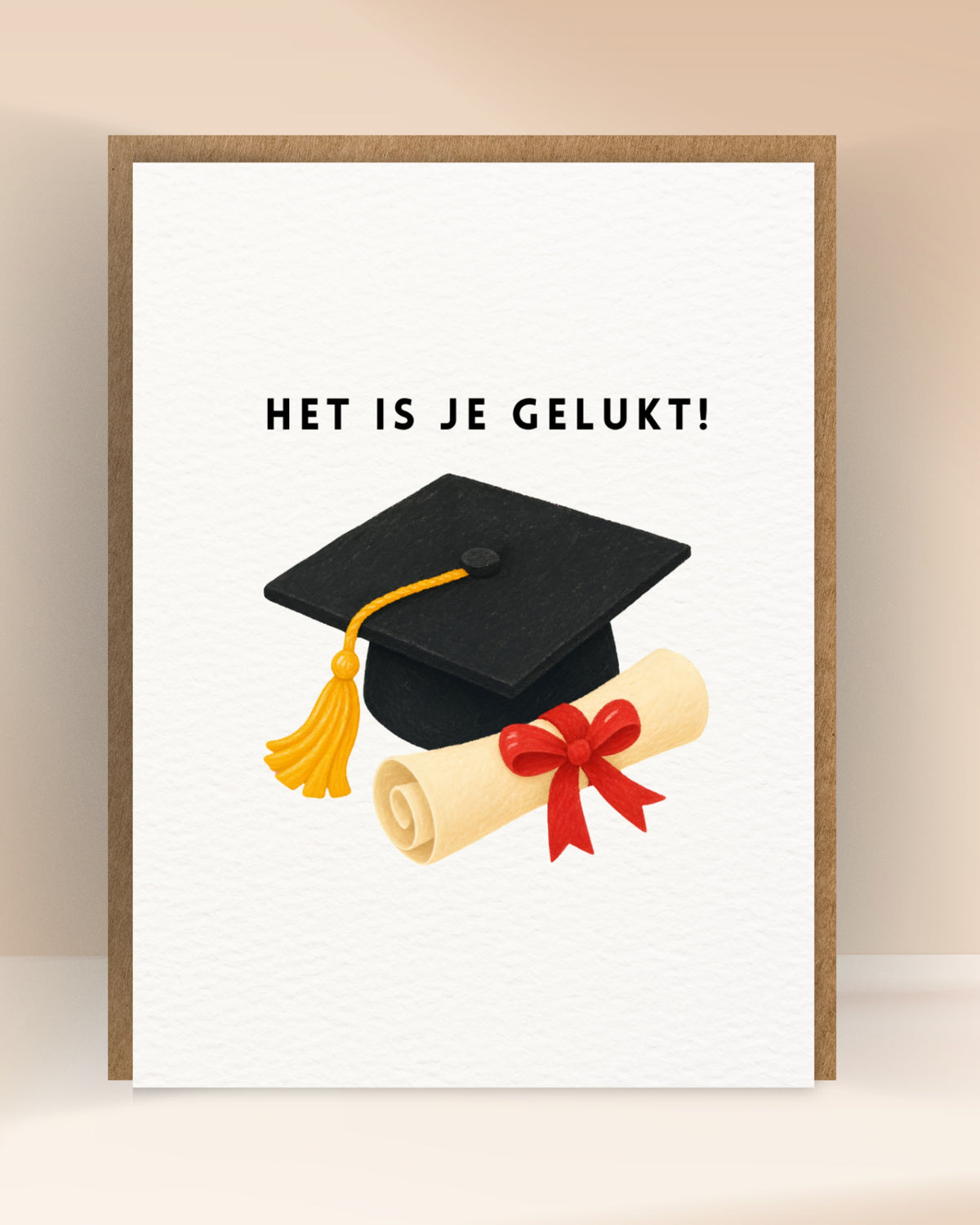 Afstudeerkaart met de tekst ‘Het is je gelukt!’, een zwarte afstudeerhoed en een diploma met rode strik