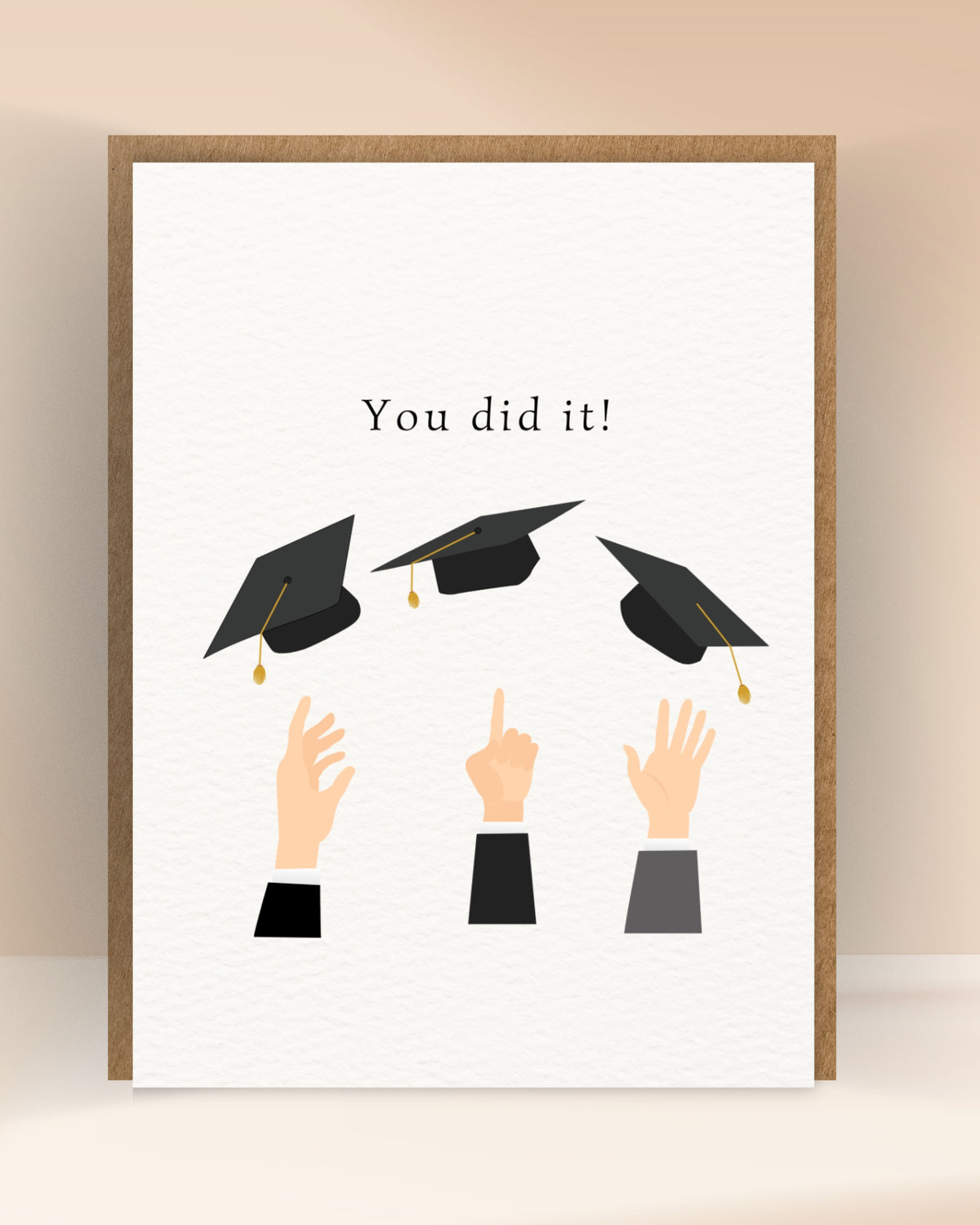 Afstudeerkaart met de tekst ‘You did it!’, drie opgeworpen afstudeerhoeden en juichende handen