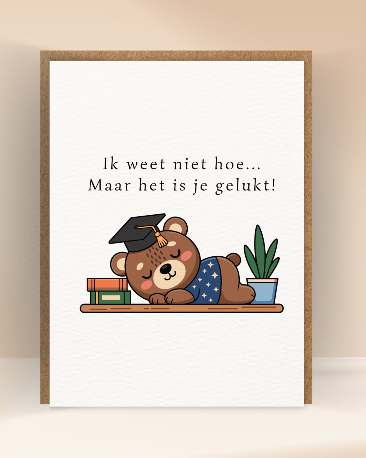Afstudeerkaart met de tekst ‘Ik weet niet hoe... Maar het is je gelukt!’ en een slapende beer met afstudeerhoed