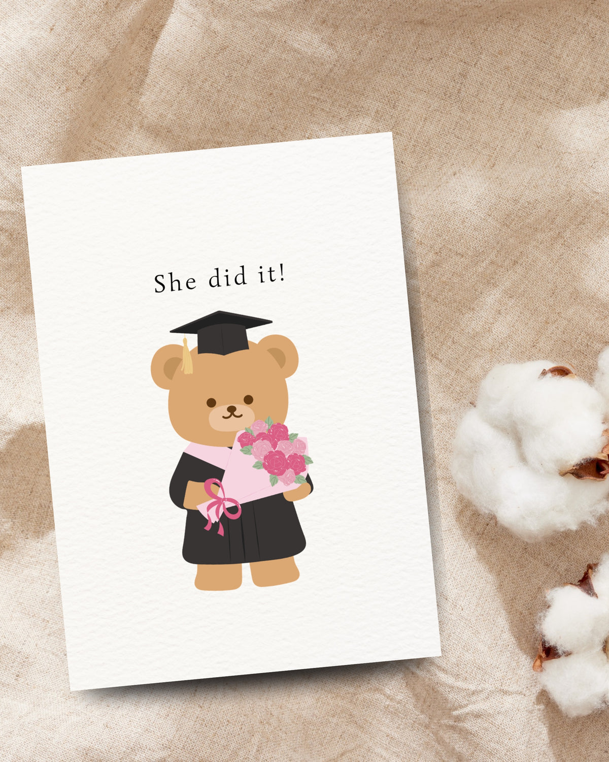 She did it! Feliciteer haar met deze lieve afstudeerkaart waarop een beer in toga een boeket roze bloemen vasthoudt. Een vrolijke manier om haar diploma en al het harde werk erachter te vieren.