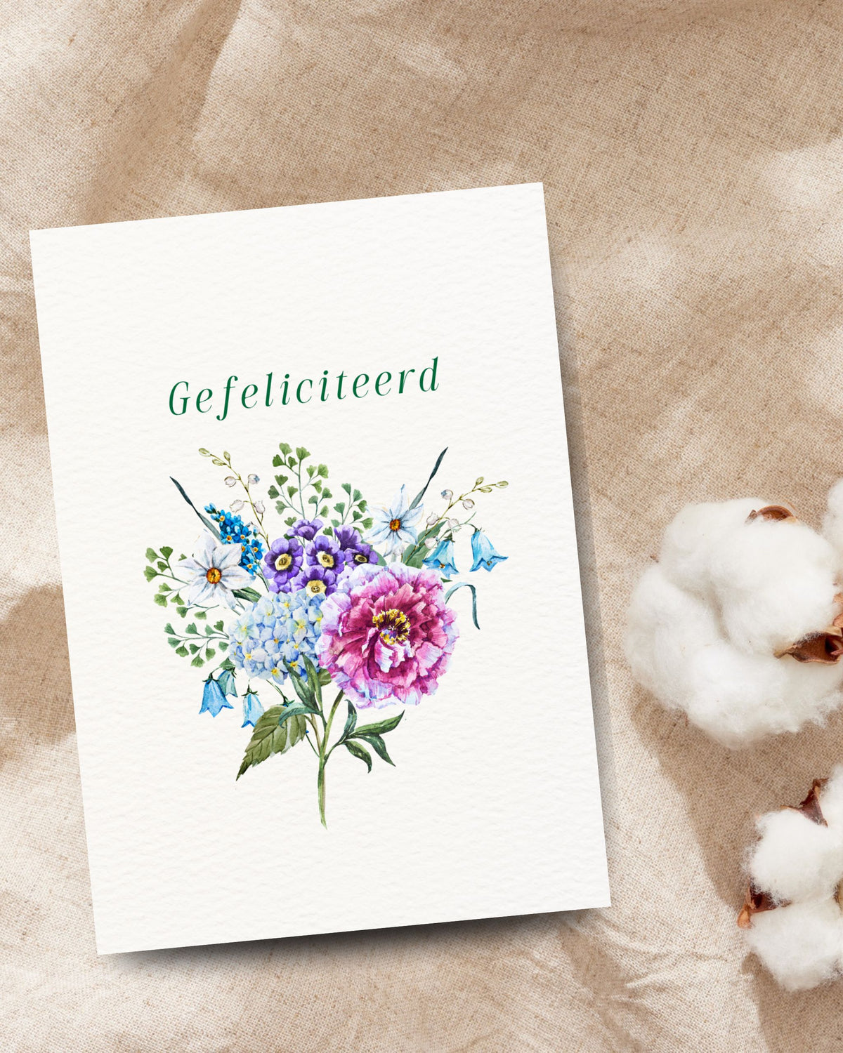 Felicitatiekaart met de tekst ‘Gefeliciteerd’ en een aquarelboeket in blauw, paars en roze