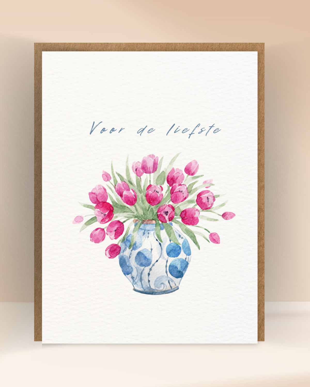 Wenskaart met de tekst ‘Voor de liefste’ en roze tulpen in een blauw-witte vaas