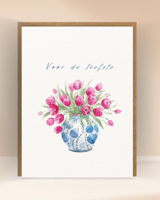 Wenskaart met de tekst ‘Voor de liefste’ en roze tulpen in een blauw-witte vaas