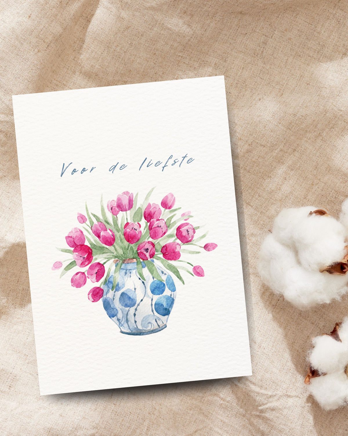 Wenskaart met de tekst ‘Voor de liefste’ en roze tulpen in een blauw-witte vaas