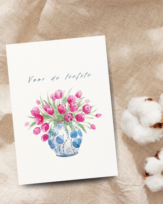 Wenskaart met de tekst ‘Voor de liefste’ en roze tulpen in een blauw-witte vaas